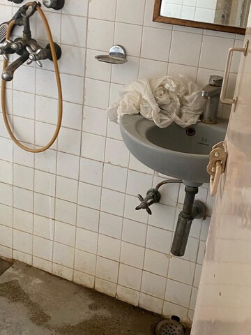 Attached Bathroom in 2.5 BHK Apartment at Mayur Vihar – for Rent