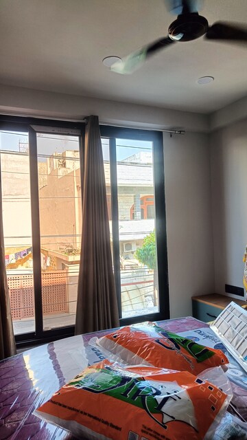Room in 2 BHK Apartment at Raja Park – for Rent