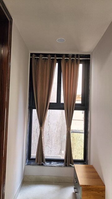Room in 2 BHK Apartment at Raja Park – for Rent