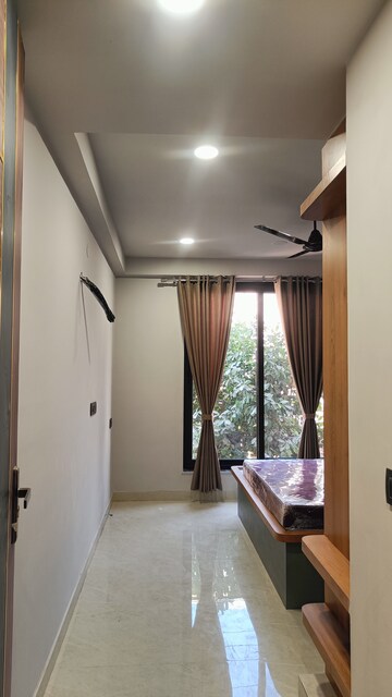 Room in 2 BHK Apartment at Raja Park – for Rent
