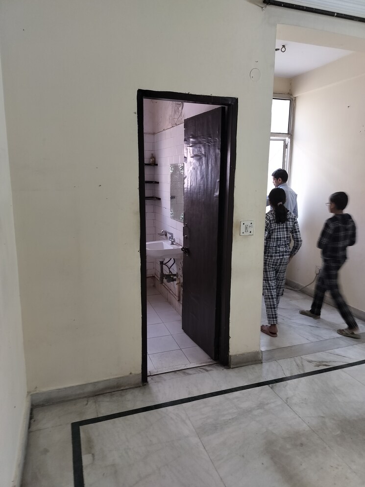 Room, sector 15 dwarka 2.5 Bedroom 70 Sq.Yd. Builder Floor In Sector 15 Dwarka Delhi 8502642