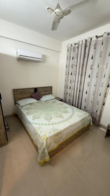 Room in 2 BHK Apartment at Emaar Emerald Estate, Sector 65 – for Rent