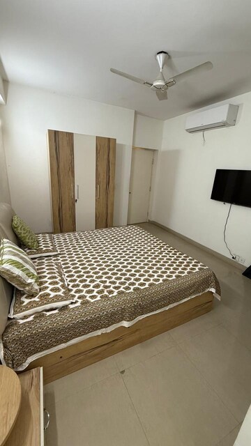 Room in 3 BHK Apartment at Emaar Emerald Estate, Sector 65 – for Rent