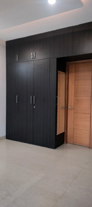 Room in 3 BHK Apartment at Emaar Emerald Floors Premier, Sector 65 – for Rent