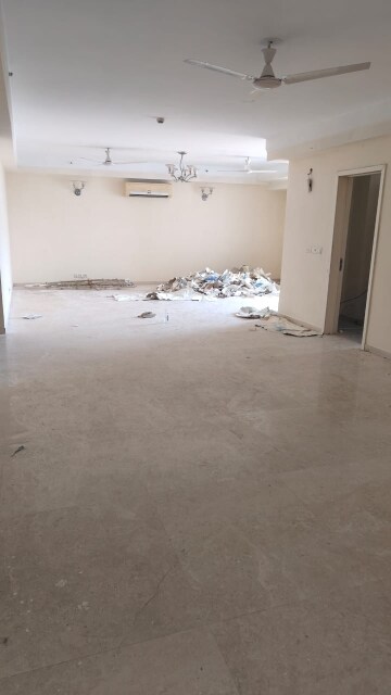 Room in 4 BHK Apartment at DLF The Belaire, Sector 54 – for Rent