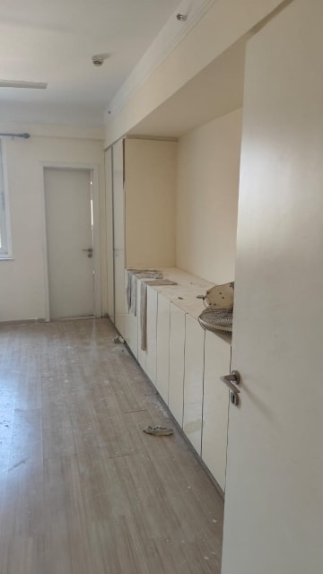 Room in 4 BHK Apartment at DLF The Belaire, Sector 54 – for Rent