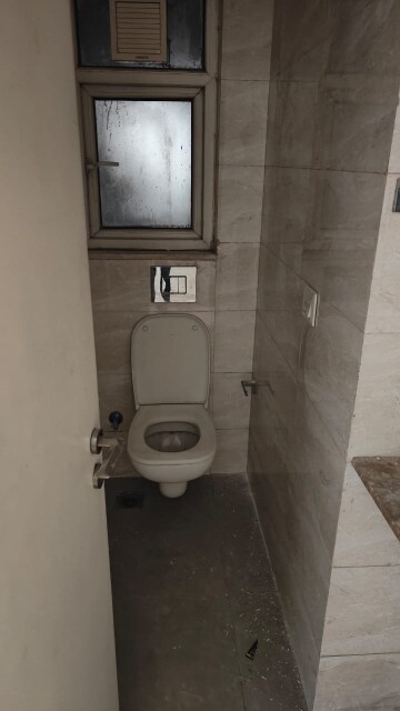Attached Bathroom in 4 BHK Apartment at DLF The Belaire, Sector 54 – for Rent