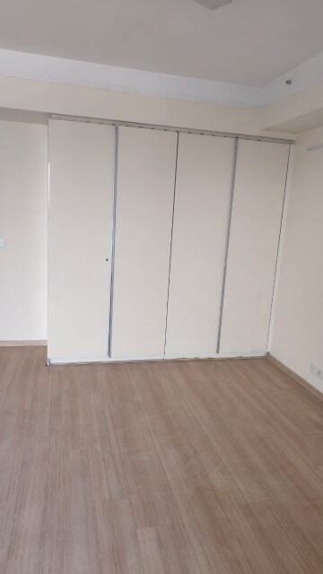 Room in 4 BHK Apartment at DLF The Belaire, Sector 54 – for Rent