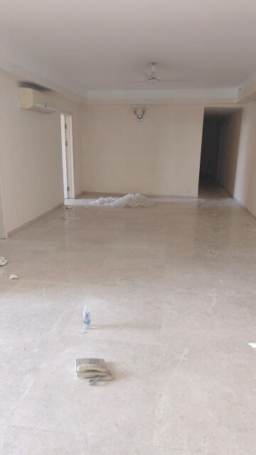 Room in 4 BHK Apartment at DLF The Belaire, Sector 54 – for Rent