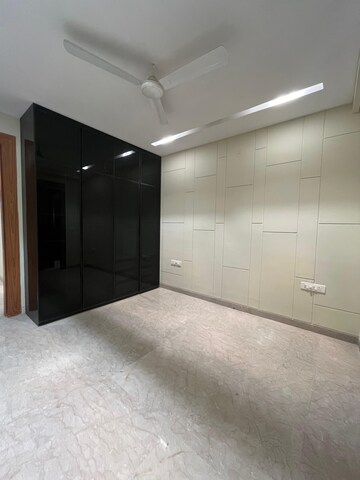 Room in 3 BHK Builder Floor at Sushant Vyapaar Kendra, Sector 43 – for Rent