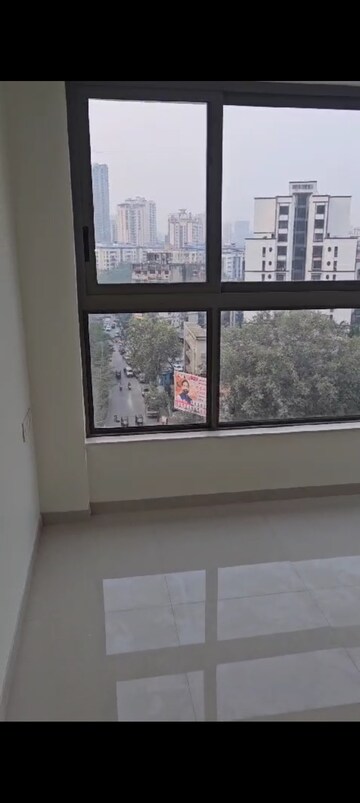 Room in 2 BHK Apartment at Kalpataru Paramount, Kapur Bawdi – for Rent