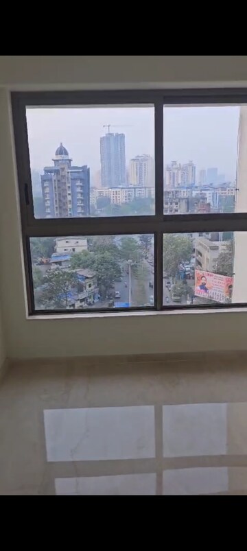Room in 2 BHK Apartment at Kalpataru Paramount, Kapur Bawdi – for Rent