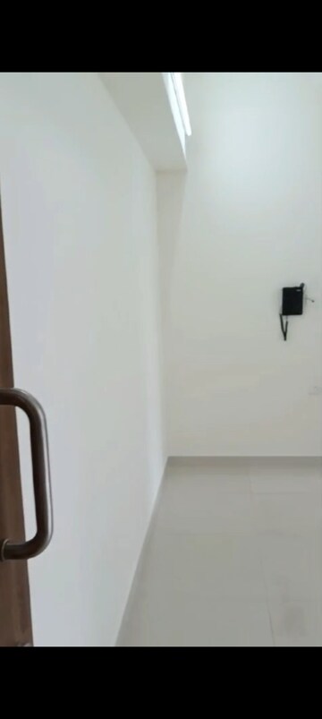 Room in 2 BHK Apartment at Lodha Amara, Kolshet Road – for Rent