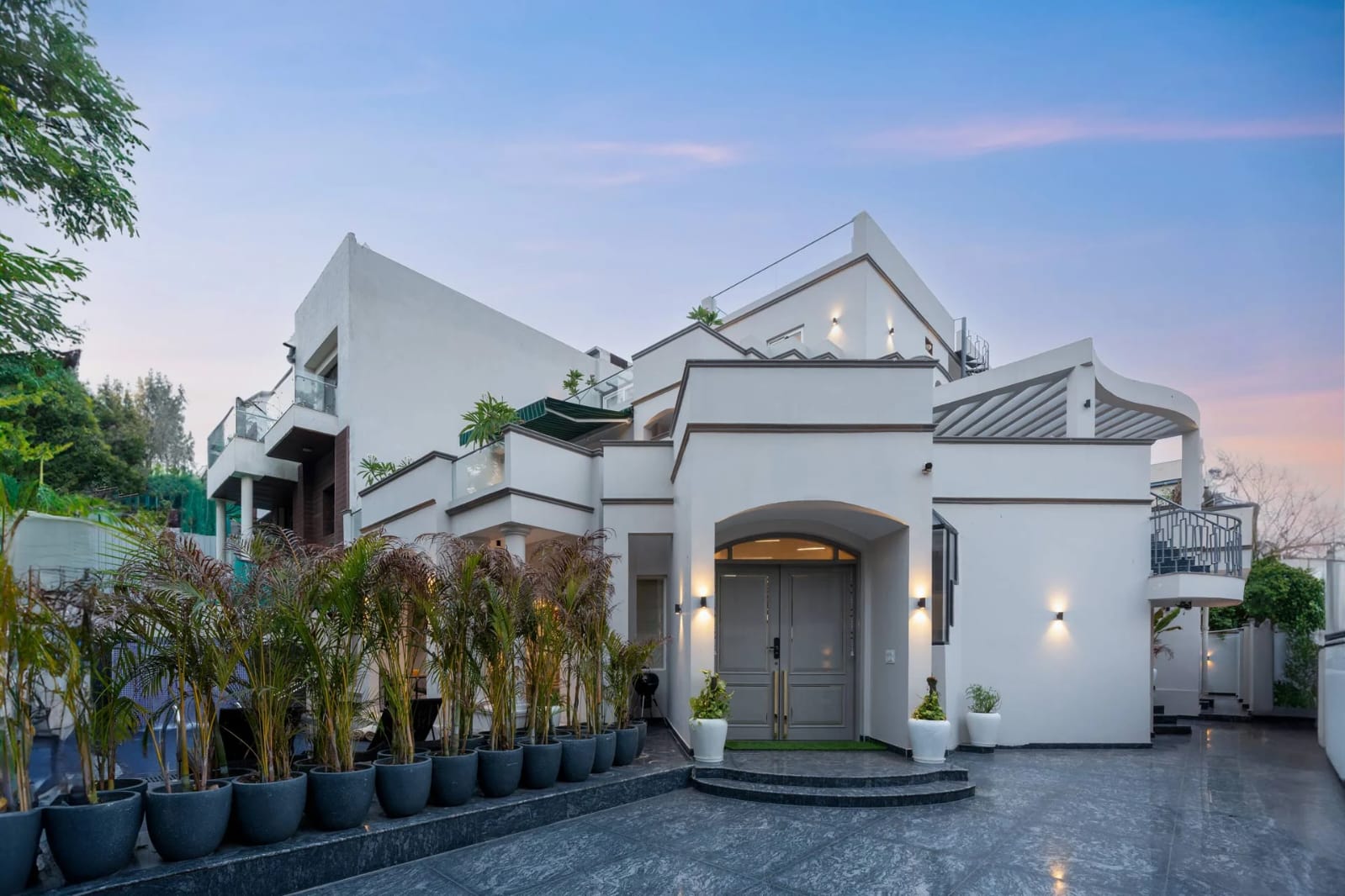 6 BHK + Pooja Room,Servant Room,Study Room,Extra Room Villa For Sale in DLF Royale Residences