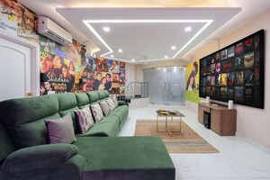 Living Room in 6 BHK Villa at DLF Royale Residences, Dlf Phase I – for Sale