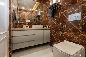 Attached Bathroom in 6 BHK Villa at DLF Royale Residences, Dlf Phase I – for Sale