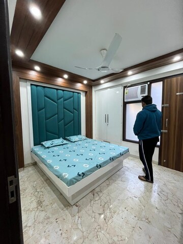 Room in 2 BHK Builder Floor at Sector 27 – for Rent