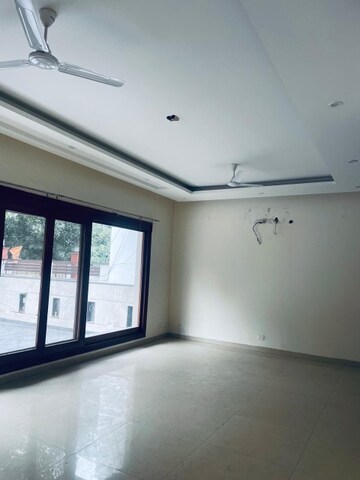 Room in 3 BHK Builder Floor at Sector 45 – for Rent