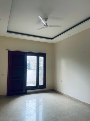 Room in 3 BHK Builder Floor at Sector 45 – for Rent