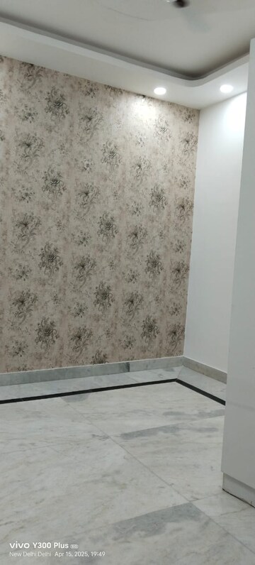 Room in 3 BHK Apartment at Himgiri Apartments, Govindpuri – for Rent