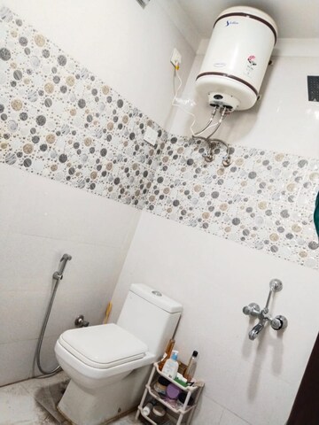 Attached Bathroom in 2.5 BHK Builder Floor at Ansal Plaza Sector-23, Sector 23 – for Rent