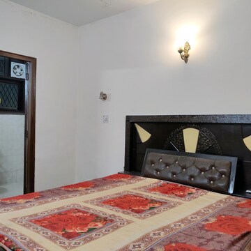 Room in 3 BHK Builder Floor at Sector 52 – for Rent