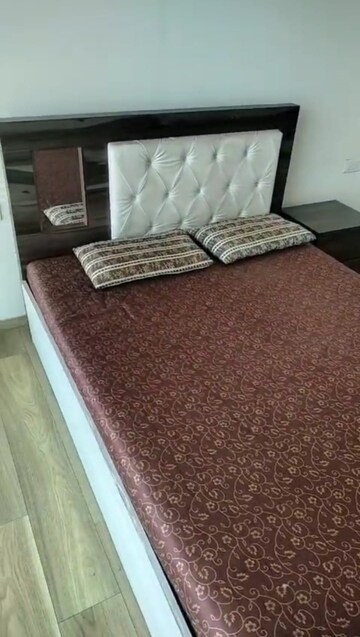 Room in 2 BHK Apartment at Parel – for Rent