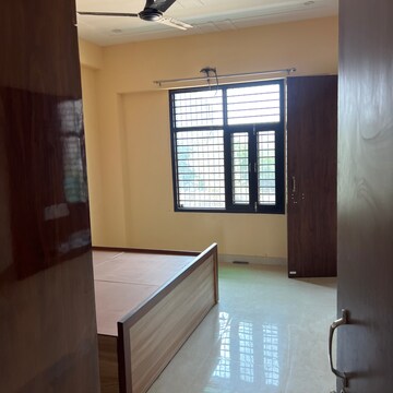 Room in 3.5 BHK Builder Floor at Sector 52 – for Rent