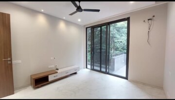 Room in 3 BHK Builder Floor at Sector 19 – for Rent