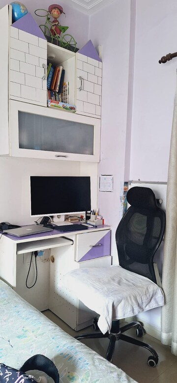 Room in 2.5 BHK Apartment at Jm Orchid, Sector 76 – for Rent