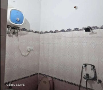 Attached Bathroom in 2 BHK Apartment at Gomti Nagar – for Rent