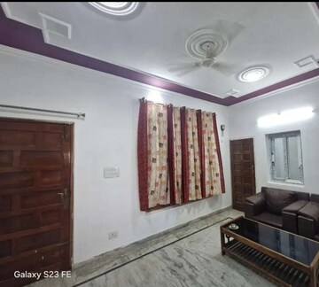 Room in 2 BHK Apartment at Gomti Nagar – for Rent