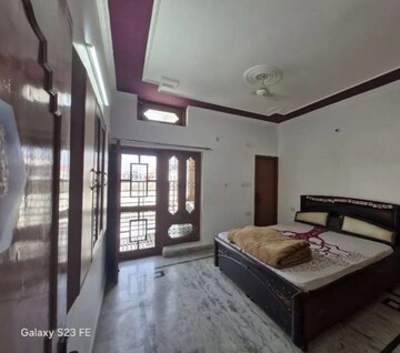 Room in 2 BHK Apartment at Gomti Nagar – for Rent