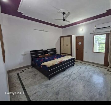 Room in 2 BHK Apartment at Gomti Nagar – for Rent