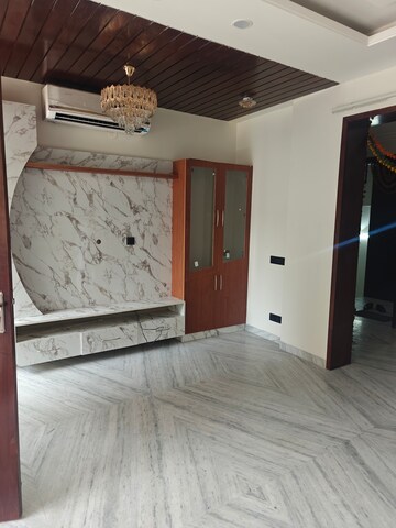 Room in 3.5 BHK Builder Floor at Sushant Tower, Sector 56 – for Rent