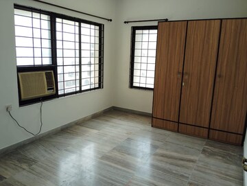 Room in 3 BHK Apartment at Meenakshi Apartment, Goregaon East – for Rent