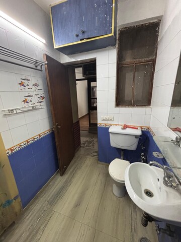 Attached Bathroom in 2 BHK Builder Floor at Dlf City Phase 3 – for Rent