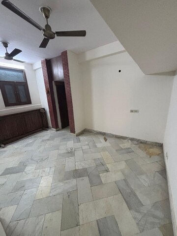 Room in 2 BHK Builder Floor at Dlf City Phase 3 – for Rent