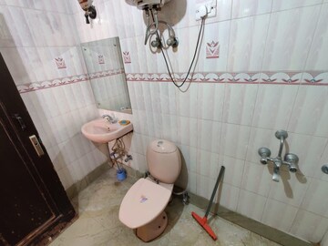 Attached Bathroom in 2 BHK Builder Floor at Sector 40 – for Rent