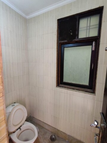 Attached Bathroom in 2 BHK Builder Floor at Sector 40 – for Rent