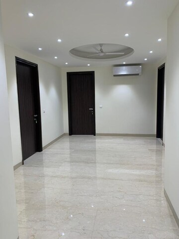 Room in 4 BHK Apartment at DLF Royale Residences, Dlf Phase I – for Rent