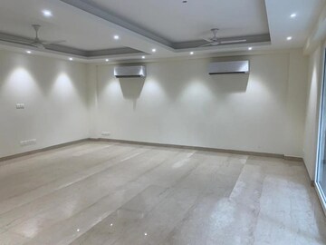 Room in 4 BHK Apartment at DLF Royale Residences, Dlf Phase I – for Rent