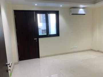 Room in 4 BHK Apartment at DLF Royale Residences, Dlf Phase I – for Rent