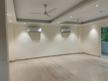 Room in 4 BHK Apartment at DLF Royale Residences, Dlf Phase I – for Rent