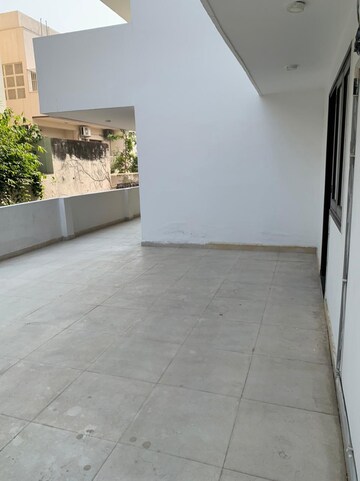  4 BHK Apartment at DLF Royale Residences, Dlf Phase I – for Rent