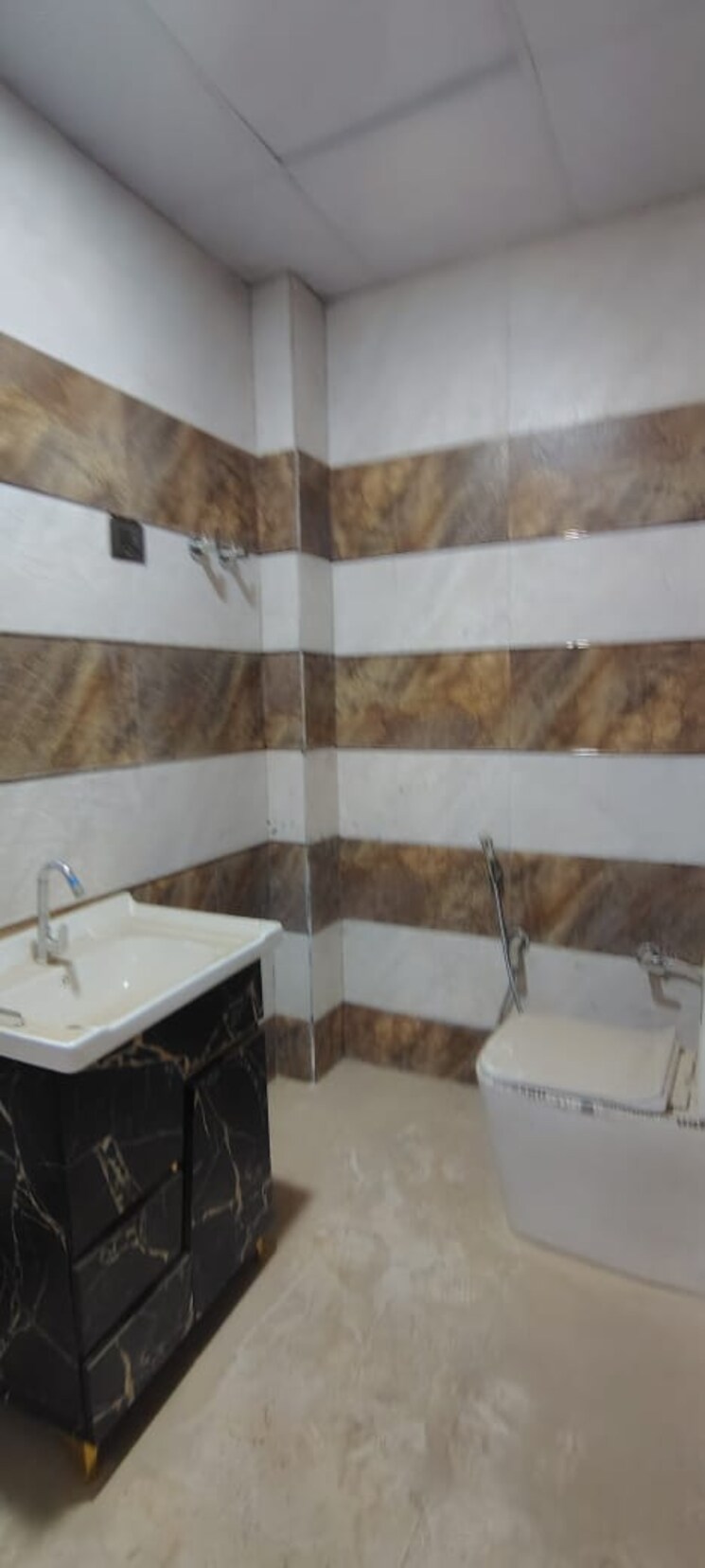 Bathroom, roza jalalpur 3 Bedroom 90 Sq.Yd. Villa In Roza Jalalpur Greater Noida 8504167