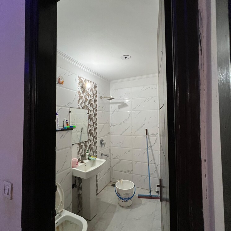 Bathroom, chattarpur 2 Bedroom 100 Sq.Yd. Builder Floor In Chattarpur Delhi 8504182
