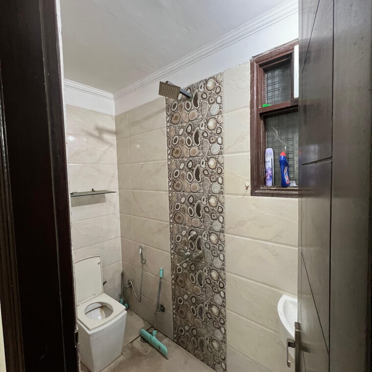 Bathroom, chattarpur 2 Bedroom 100 Sq.Yd. Builder Floor In Chattarpur Delhi 8504182