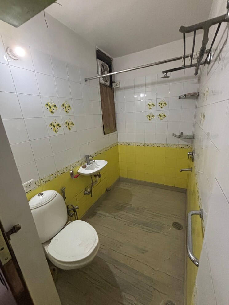 Attached Bathroom, dlf city phase 3 2 Bedroom 150 Sq.Yd. Builder Floor In Dlf City Phase 3 Gurgaon 8504234