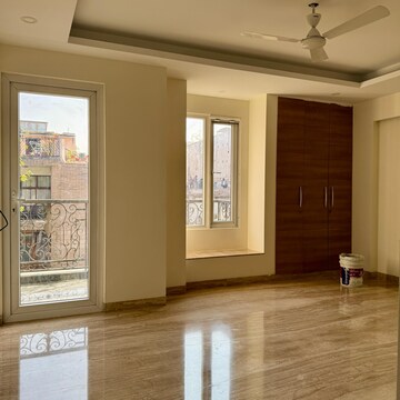 Room in 3 BHK Builder Floor at Greater Kailash I – for Rent
